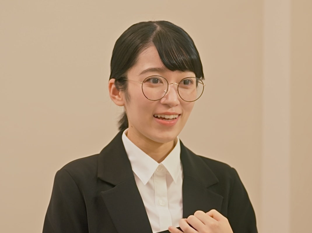 ドラマ「副会長の主なお仕事」より、黒沢ともよ演じる上條真由子 (c)逆縞/KADOKAWA (c)キノママ