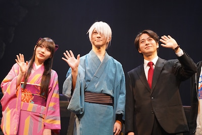 左から岡本姫奈（乃木坂46）、鈴木拡樹、村井良大