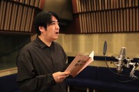 TVアニメ「正反対な君と僕」アフレコに臨む佐久間宣行