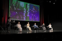 「化物語」キャスト5人がイベントに集う、ある話題で斎藤千和と堀江由衣が一致団結