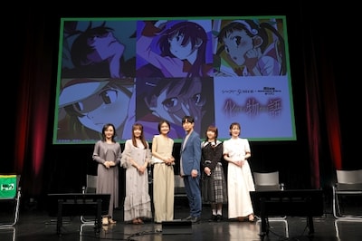 「シャフト50周年展×Mixa Animation Diary『化物語』」昼の部の様子。左から松澤ネキ、加藤英美里、斎藤千和、神谷浩史、堀江由衣、花澤香菜