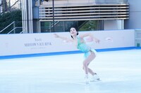 いのりの演技を再現したスケートショーを披露する鈴木明子