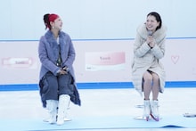 左からHANAのCHIKA、フィギュアスケーターの鈴木明子