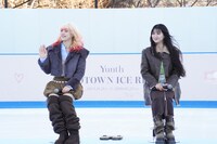 観客に手を降るMAHINA、見つめるKOHARU