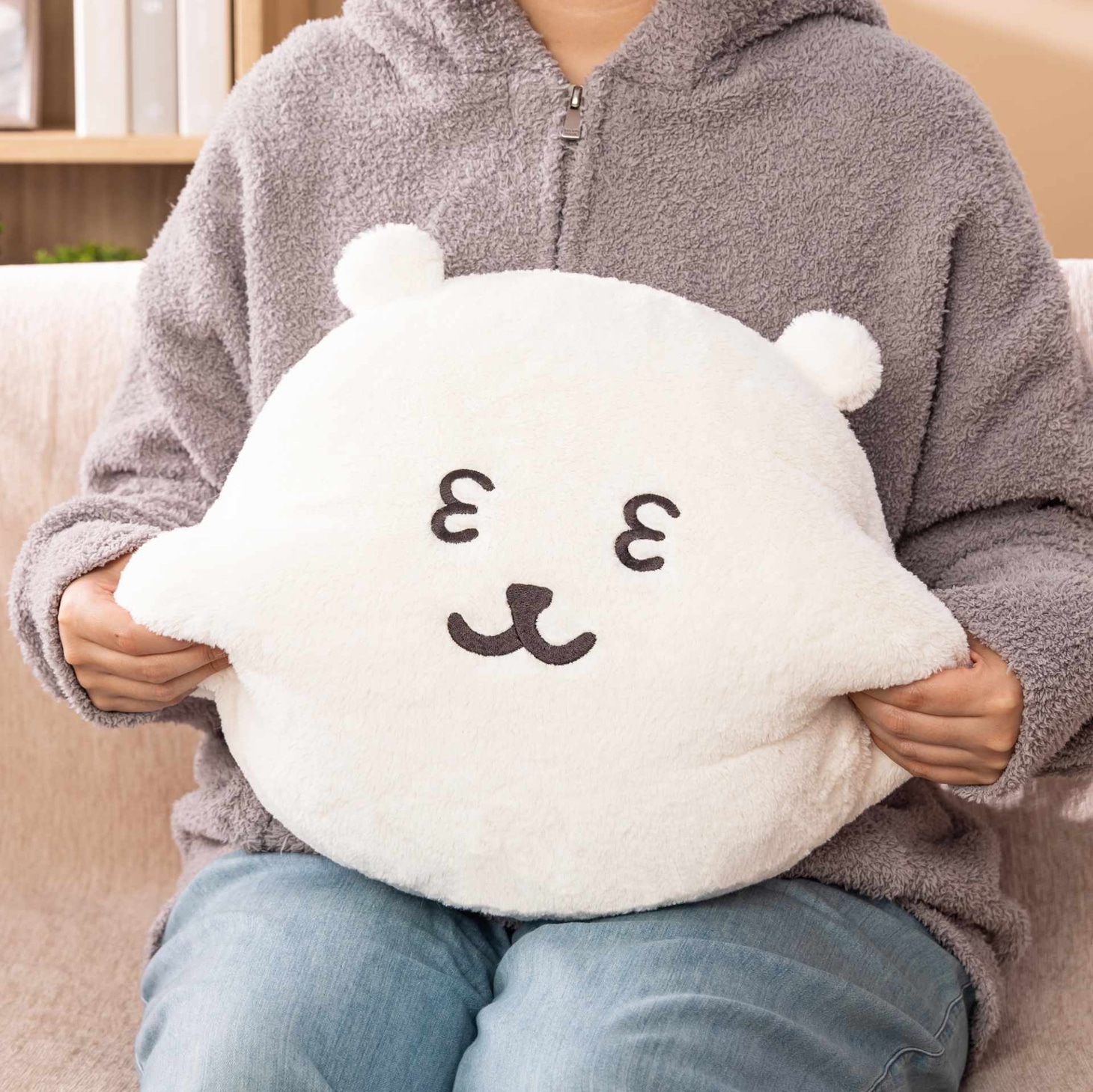 C賞の「おかおクッション」の「ねむいよ」