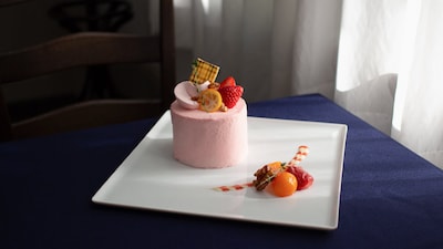 コラボメニュー「カワイイ界隈！ムースとシフォンのミニホールケーキ」