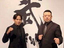 「明鏡止水 武のKAMIWAZA」でMCを担当する岡田准一とケンドーコバヤシ