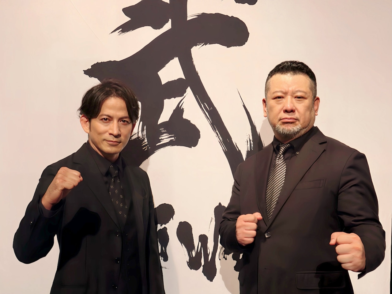 「明鏡止水 武のKAMIWAZA」でMCを担当する岡田准一とケンドーコバヤシ