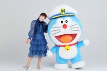 平愛梨と着ぐるみのドラえもん