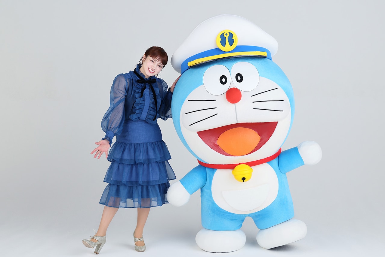 平愛梨と着ぐるみのドラえもん