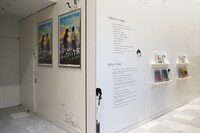 エントランスの様子。押山監督が直筆で描いた絵が彩っている