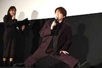 開脚を披露する内田雄馬