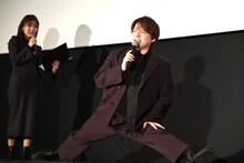 開脚を披露する内田雄馬