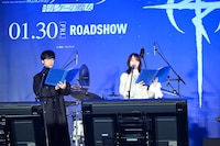 左から小野賢章、上田麗奈。生アフレコの様子