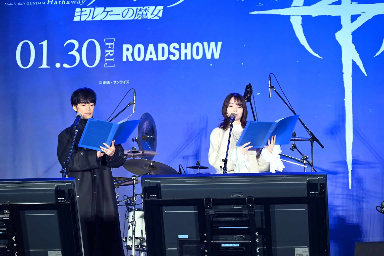 左から小野賢章、上田麗奈。生アフレコの様子