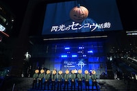 トークの途中に“偽マフティー”が会場を乗っ取ると宣言してきた場面。階段にはマフティー活動員10人が登場