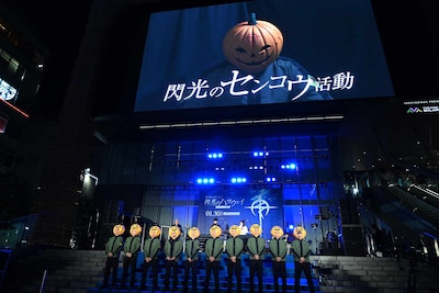 トークの途中に“偽マフティー”が会場を乗っ取ると宣言してきた場面。階段にはマフティー活動員10人が登場