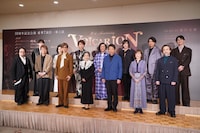 会見の登壇者。上段左から牧島輝、沢城みゆき、置鮎龍太郎、山口勝平、緒方恵美、浪川大輔、島﨑信長、下段左から藤沢文翁、平田広明、山寺宏一、竹下景子、井上和彦、日髙のり子、高木渉