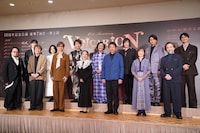 会見の登壇者。上段左から牧島輝、沢城みゆき、置鮎龍太郎、山口勝平、緒方恵美、浪川大輔、島﨑信長、下段左から藤沢文翁、平田広明、山寺宏一、竹下景子、井上和彦、日髙のり子、高木渉