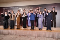 会見の登壇者。上段左から牧島輝、沢城みゆき、置鮎龍太郎、山口勝平、緒方恵美、浪川大輔、島﨑信長、下段左から藤沢文翁、平田広明、山寺宏一、竹下景子、井上和彦、日髙のり子、高木渉