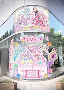 ラッピングされたバンダイ本社ビル1階正面入り口のイメージ