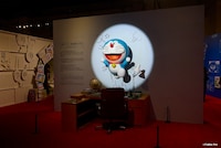 「100%ドラえもん まんがワールド展示」内に登場する「先生の机」のイメージ