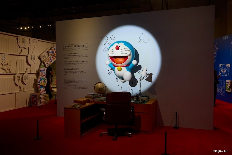 「100%ドラえもん まんがワールド展示」内に登場する「先生の机」のイメージ