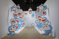 「100%ドラえもん まんがワールド展示」内に登場する「カラフルドラえもん回廊」のイメージ