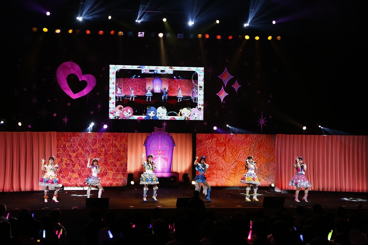 左から桃山みらい役の林鼓子、七浦おとめ役の大森綺星、青葉りんか役の厚木那奈美、星川みつき役の平塚紗依、萌黄えも役の久保田未夢、青空ひまり役の藤寺美徳