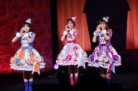 ゴーゴー！マスコッツ。左からラビリィ役の田中美海、キラッCHU役の山下七海、メルパン役の大森日雅