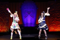 ALIVE。左から輝アリス役のファイルーズあい、輝イブ役の指出毬亜