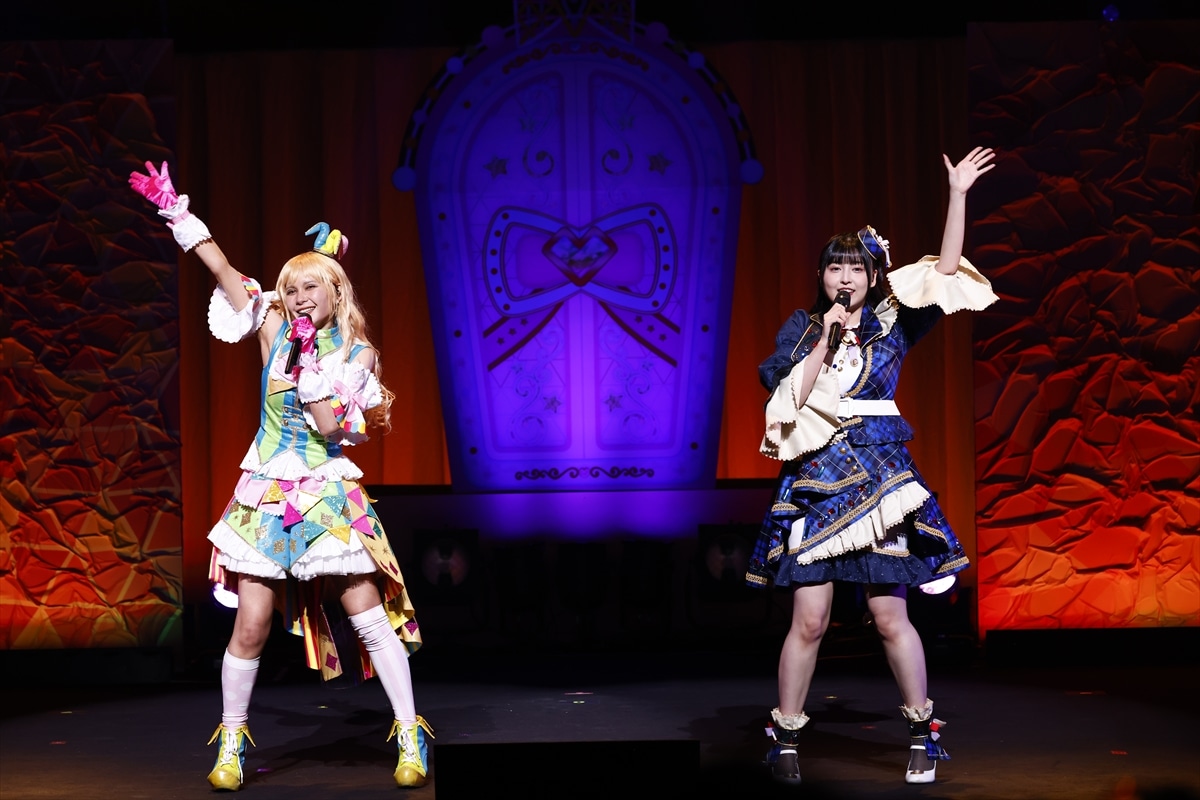 ALIVE。左から輝アリス役のファイルーズあい、輝イブ役の指出毬亜