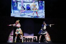 ALIVE。左から輝アリス役のファイルーズあい、輝イブ役の指出毬亜