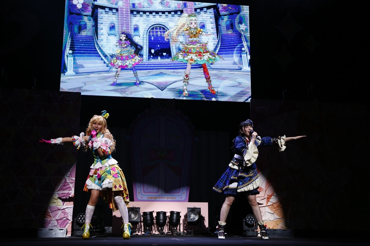 ALIVE。左から輝アリス役のファイルーズあい、輝イブ役の指出毬亜