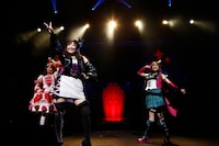 メルティックスター。左から赤城あんな役の芹澤優、紫藤める役の森嶋優花、緑川さら役の若井友希