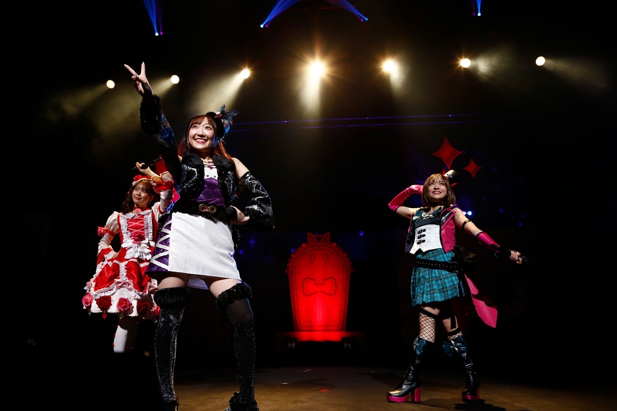 メルティックスター。左から赤城あんな役の芹澤優、紫藤める役の森嶋優花、緑川さら役の若井友希