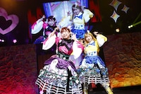 おしゃまトリックス。左から歩堂デヴィ役の 山北早紀、明日香ルゥ役の澁谷梓希