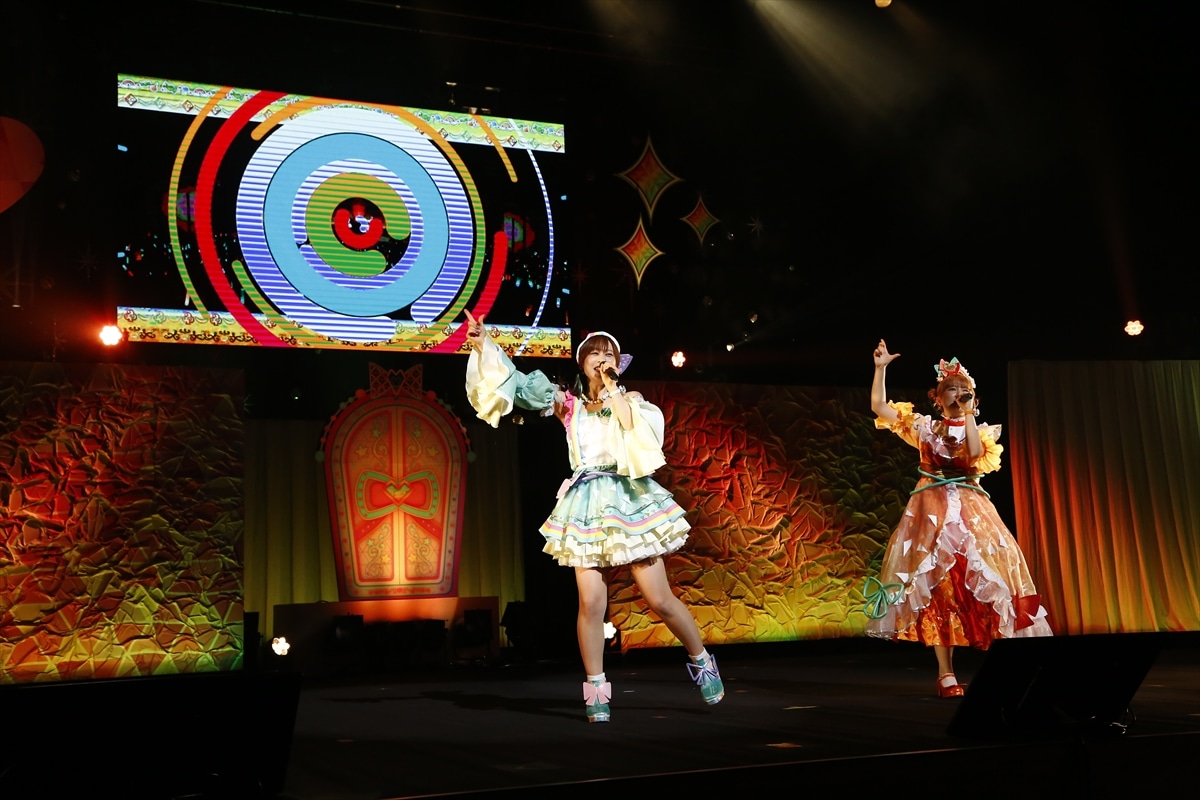 アイスマイリン。左から三ツ葉アイリ役の徳井青空、四之宮リンリン役の和多田美咲