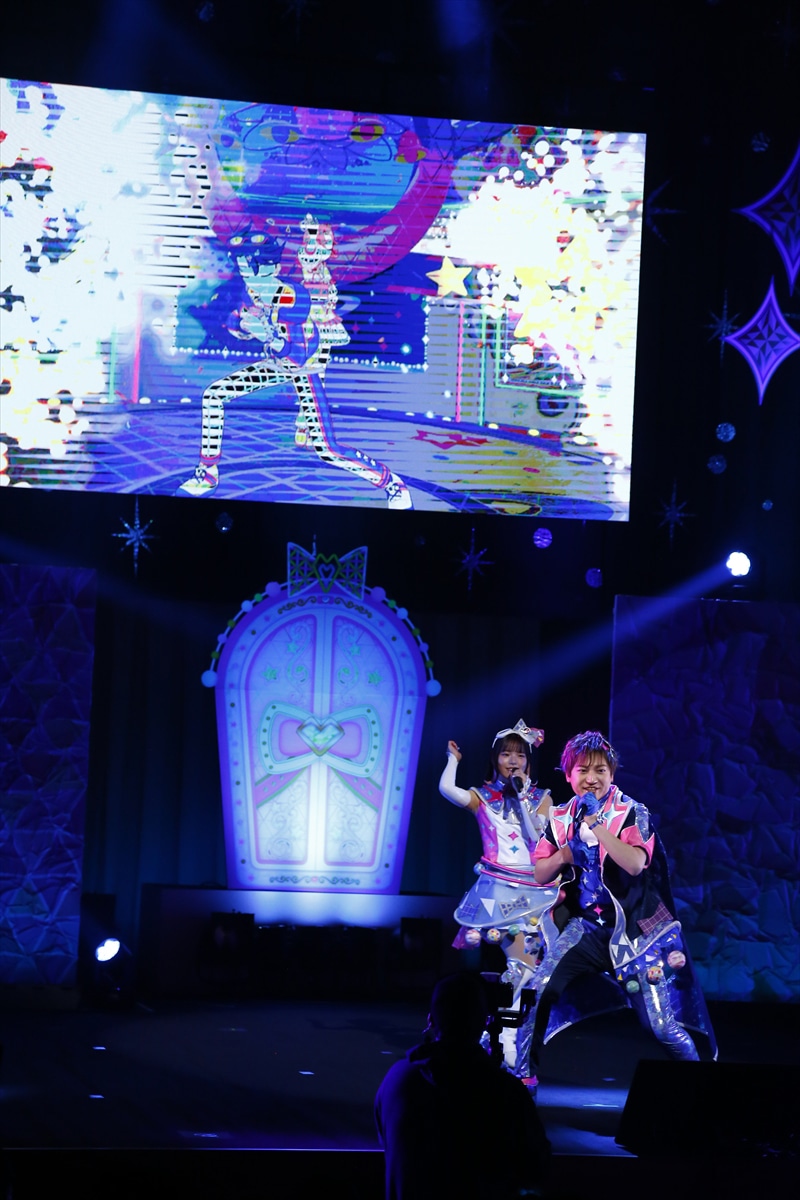 ジャンピンロケット。左から七浦おとめ役の大森綺星、七浦すばる役の小林竜之