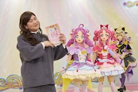 第1話の台本を持つきょんとプリキュアたち