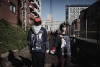 「School Days」とChillweebのコラボアパレル着用イメージ