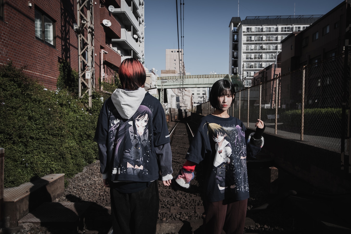 「School Days」とChillweebのコラボアパレル着用イメージ