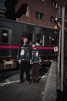 「School Days」とChillweebのコラボアパレル着用イメージ