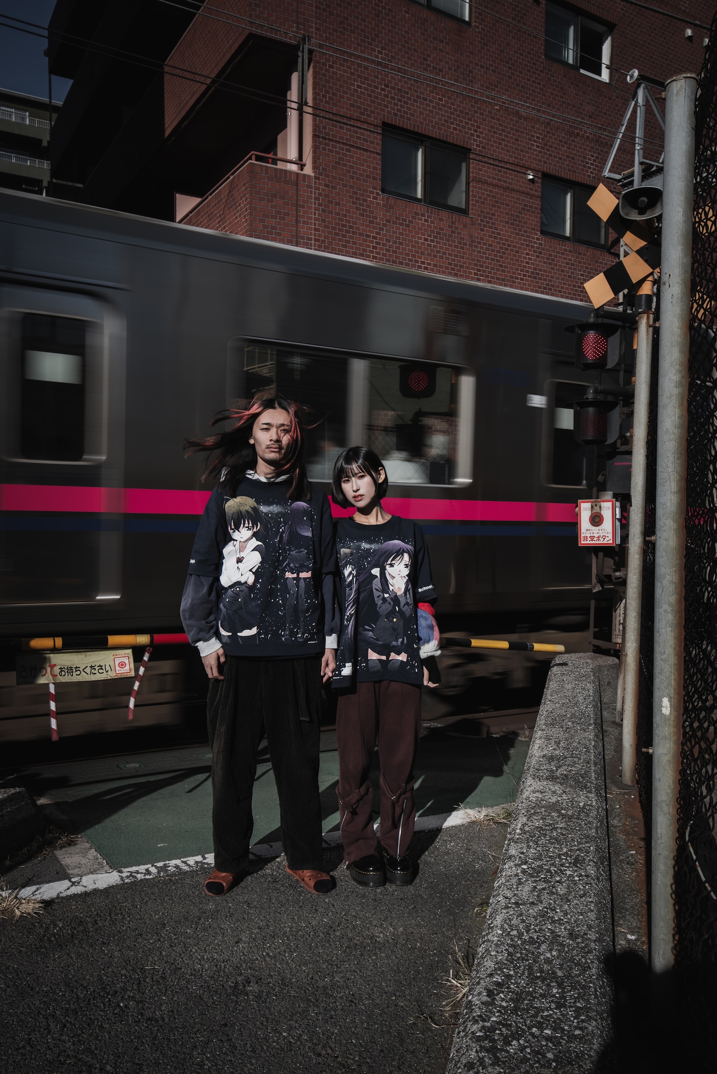 「School Days」とChillweebのコラボアパレル着用イメージ