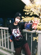 「School Days」とChillweebのコラボアパレル着用イメージ