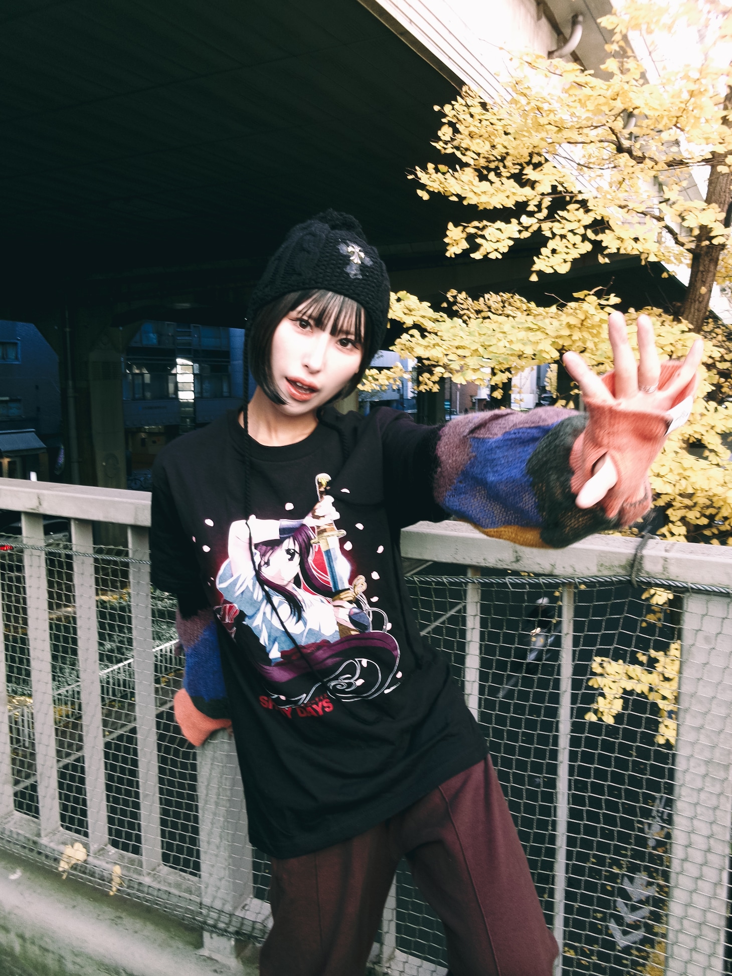 「School Days」とChillweebのコラボアパレル着用イメージ