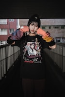 「School Days」とChillweebのコラボアパレル着用イメージ