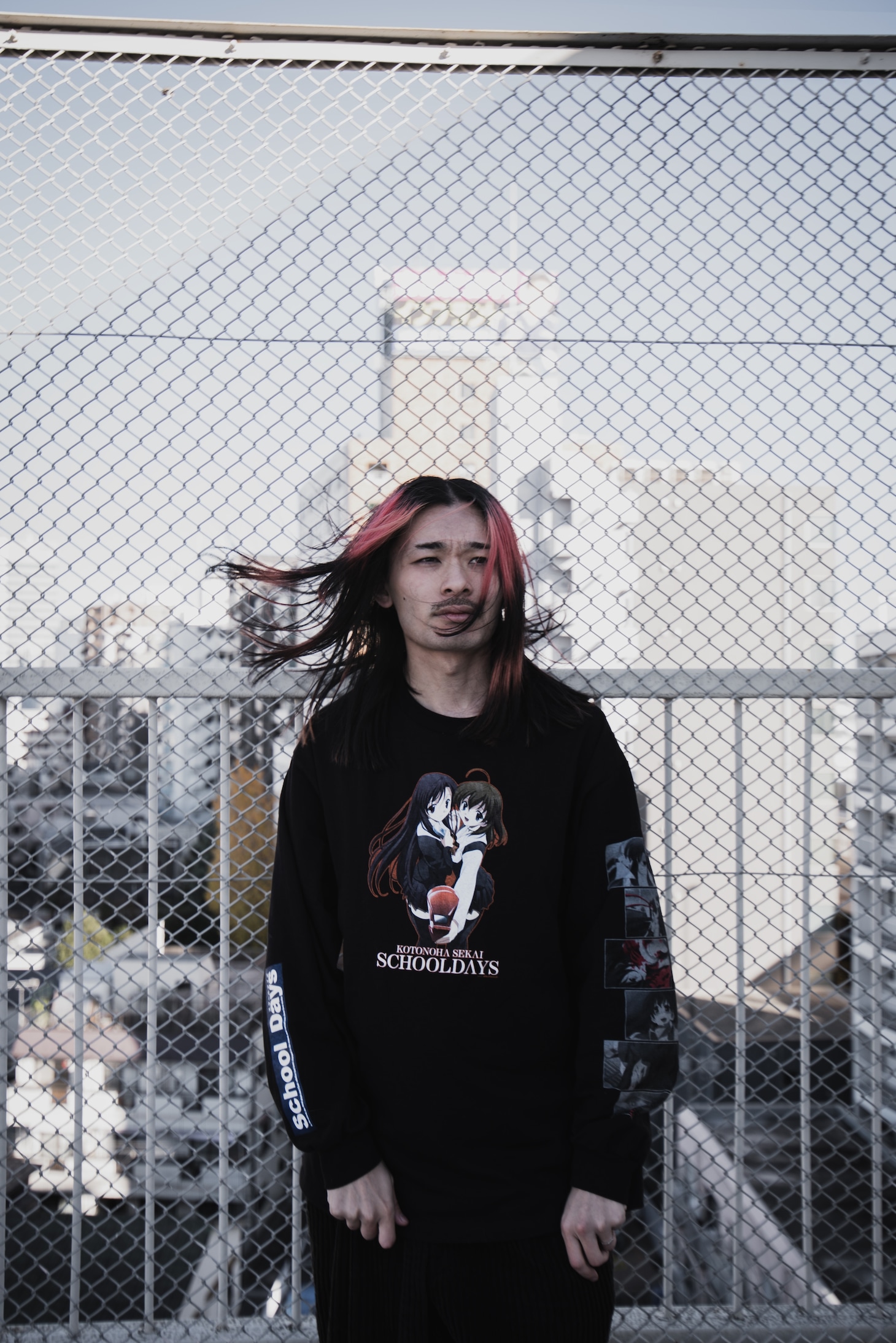 「School Days」とChillweebのコラボアパレル着用イメージ