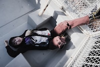 「School Days」とChillweebのコラボアパレル着用イメージ