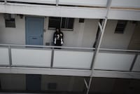 「School Days」とChillweebのコラボアパレル着用イメージ